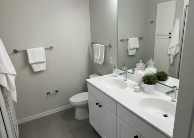A standard bathroom in a unit at the 85 at Midland Terrace